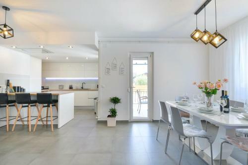 Crowonder Villa Marieta With Swimming Pool