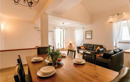 Three-bedroom Holiday Home In Kotor