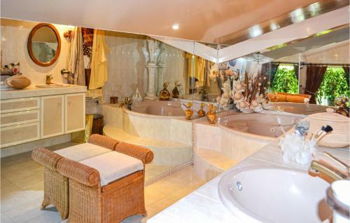 Stunning Home In St. Quentin de Caplong W/ 2 Bedrooms
