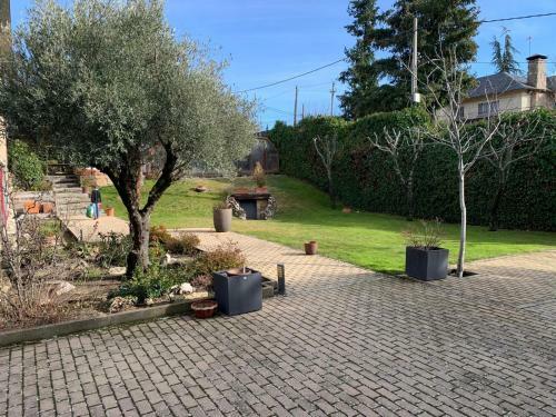 Fant�stica Vivienda Con Amplio Jard�n Y Piscina