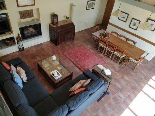 Fant�stica Vivienda Con Amplio Jard�n Y Piscina