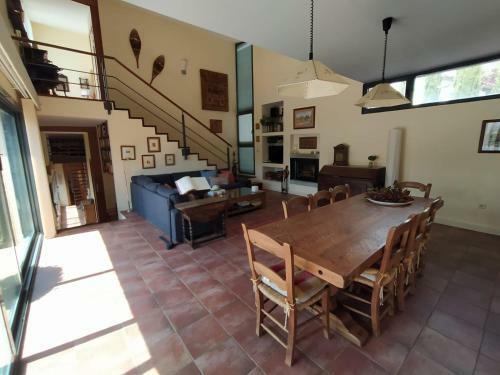 Fant�stica Vivienda Con Amplio Jard�n Y Piscina
