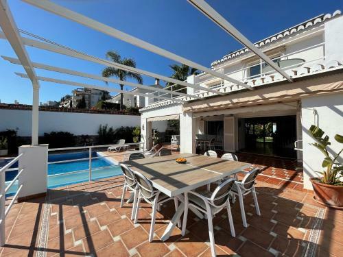 Fab 6 Bedroom Villa With Pool Only Short Walk To B