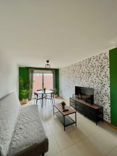 Verde, Amplio Apartamento Con Terraza Y Piscina.