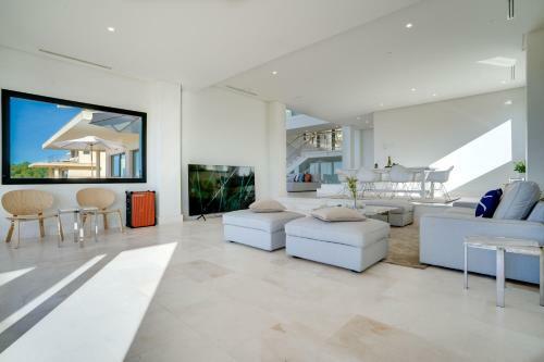 Spectacular Luxury Villa In Complete Silence