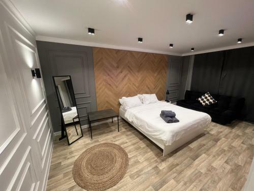 Redwood Apartments