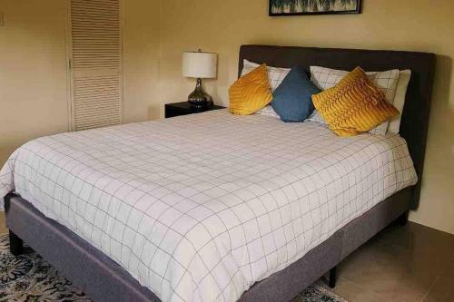 Inviting 3-bedroom Available In Drax Hall Manor