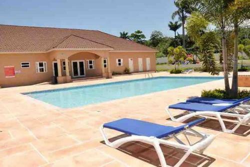 Inviting 3-bedroom Available In Drax Hall Manor