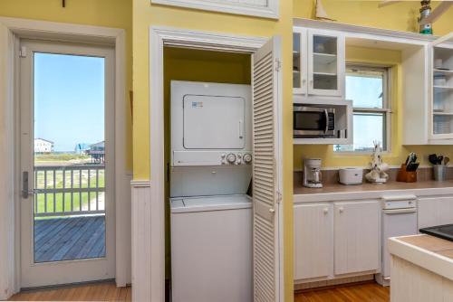 Ricky Mos' Island Oasis - 2628 Bridgeview Home