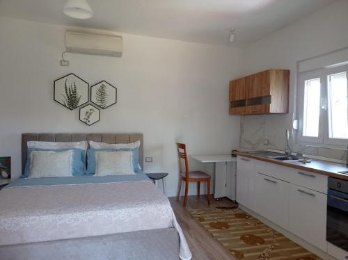 New Studio Flat With Balcony And Patio .