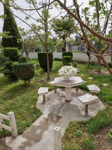 Hostal Guest House Vila Elezi