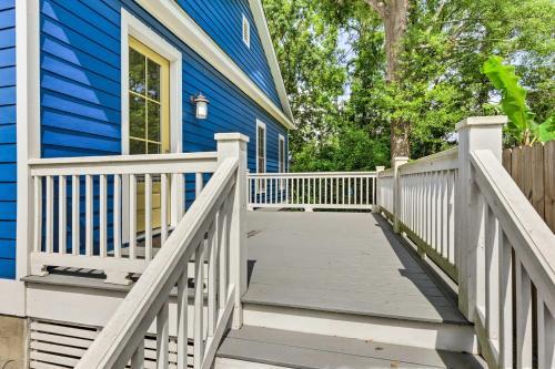 Lovely Mobile Retreat With Deck And Front Porch!