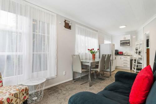 Pomare Cottage - Rotorua Holiday Home