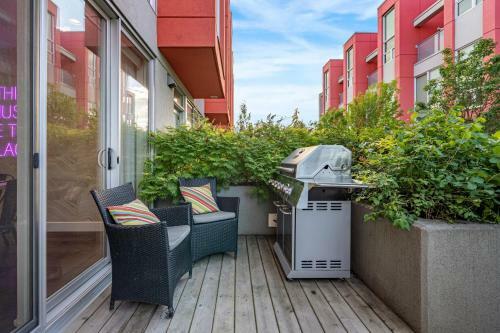 The Noma I Private Rooftop Patio I Marda Loop I Tv
