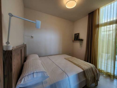 Spacious Swimming Pool Villa 99, Palas�