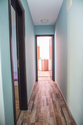Bright Apartment For 5 Guests With Free Parking