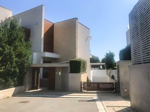 Luxury Villa Next To Parklane Hotel.