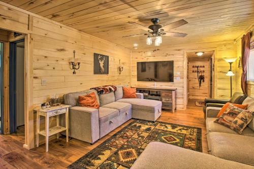 Serene Family Cabin With Fire Pit And Jungle Gym!