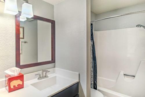 Apartamento Charming Pinetop Condo With Fireplace And Balcony