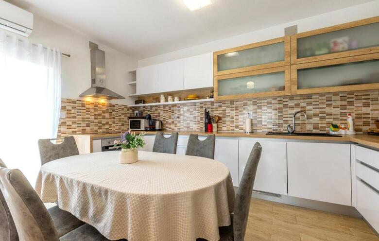 Nice Home In Vrlika With Wifi And 4 Bedrooms