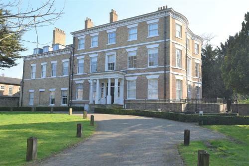 Modern 1 Bed Penthouse Apartment In Private Estate