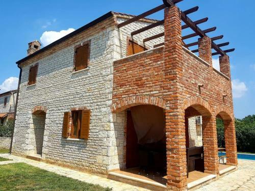 Lovely 4-bed Stone Villa In Cabrunici With Pool