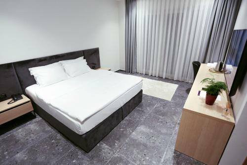Hotel 12