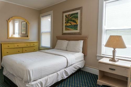 The Admiral Hotel/motel