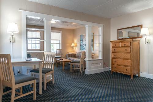 The Admiral Hotel/motel