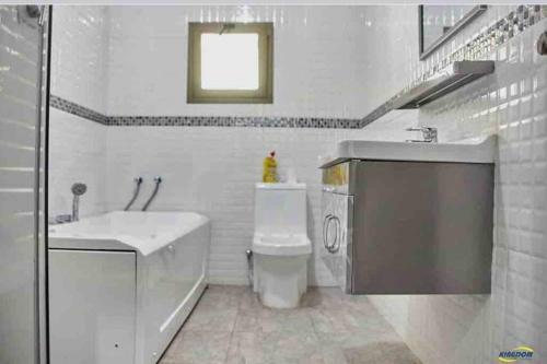 Apartamento 3-bedroom Home Located In A Complex With A Pool.