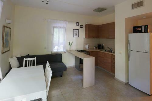 Quiet Garden Apartment In Rehavia