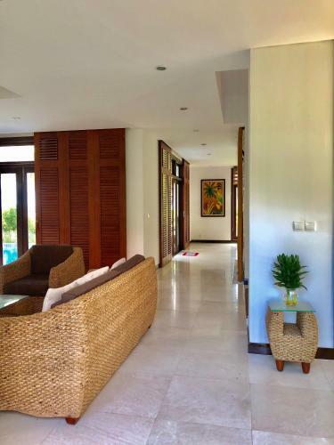 Charming 4 Bedrooms Villas With Few Step To Beach