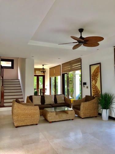 Charming 4 Bedrooms Villas With Few Step To Beach