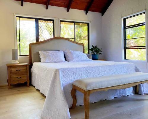 Beautiful Three Bedroom Home In Eimeo Village