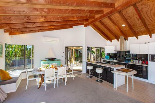 Sunshine Lookout - Raglan Holiday Home