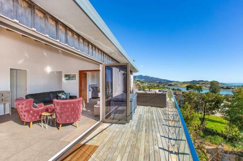 Sunshine Lookout - Raglan Holiday Home