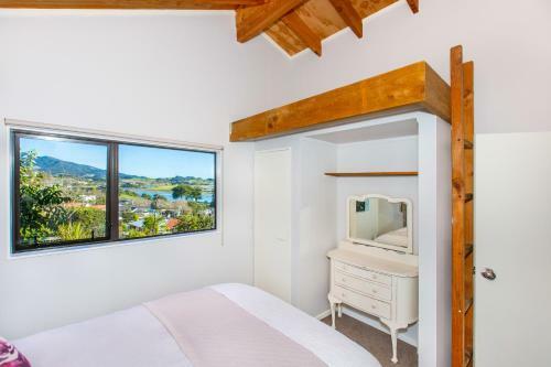 Sunshine Lookout - Raglan Holiday Home