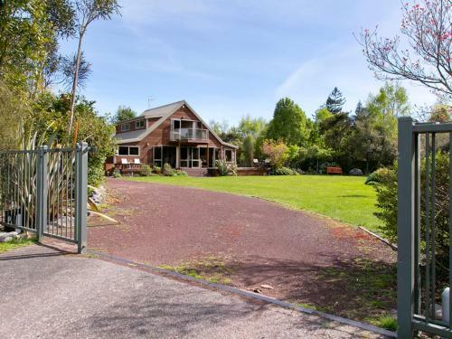 Riverstone House - Turangi Holiday Home