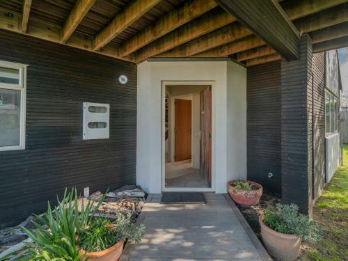 By The Beach - Whangamata Holiday Home