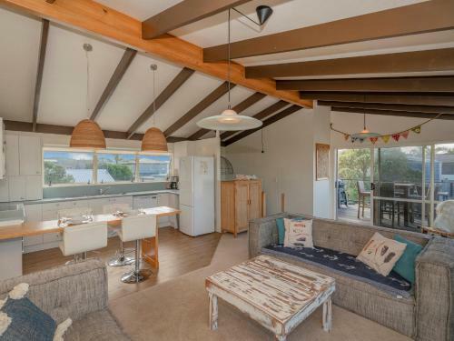 By The Beach - Whangamata Holiday Home