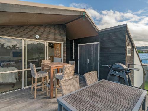 By The Beach - Whangamata Holiday Home