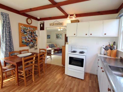 Front Bach Hideaway - Hahei Holiday Home