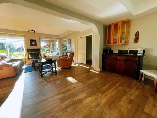 Villa With Amazing Garden And Comfortable Rooms