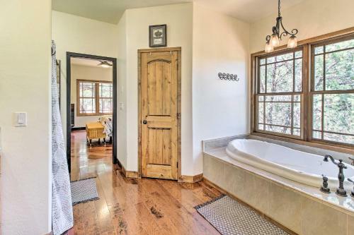 Evolve Spacious Bohemian Cabin 9 Miles To Lake!