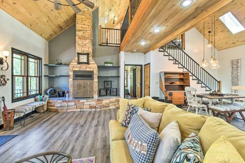 Evolve Spacious Bohemian Cabin 9 Miles To Lake!