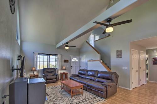 Modern Show Low Retreat With Deck And Mtn Views!