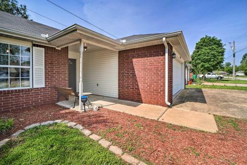 Convenient Centerton Retreat With Deck And Yard!
