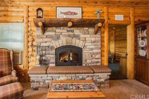 Peaceful Cabin Home With Breathtaking View!