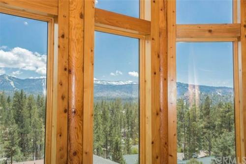 Peaceful Cabin Home With Breathtaking View!