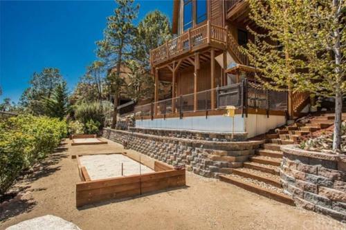 Peaceful Cabin Home With Breathtaking View!